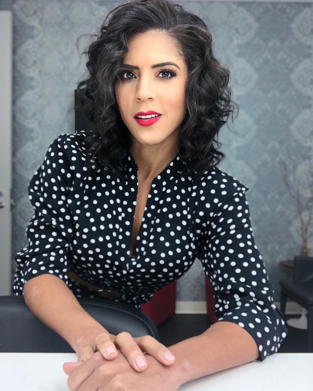 Hace unos días, la conductora dominicana sorpendió en redes sociales cuando publicó esta fotografía en la que luce su cabello natural con ondas muy pequeñas.