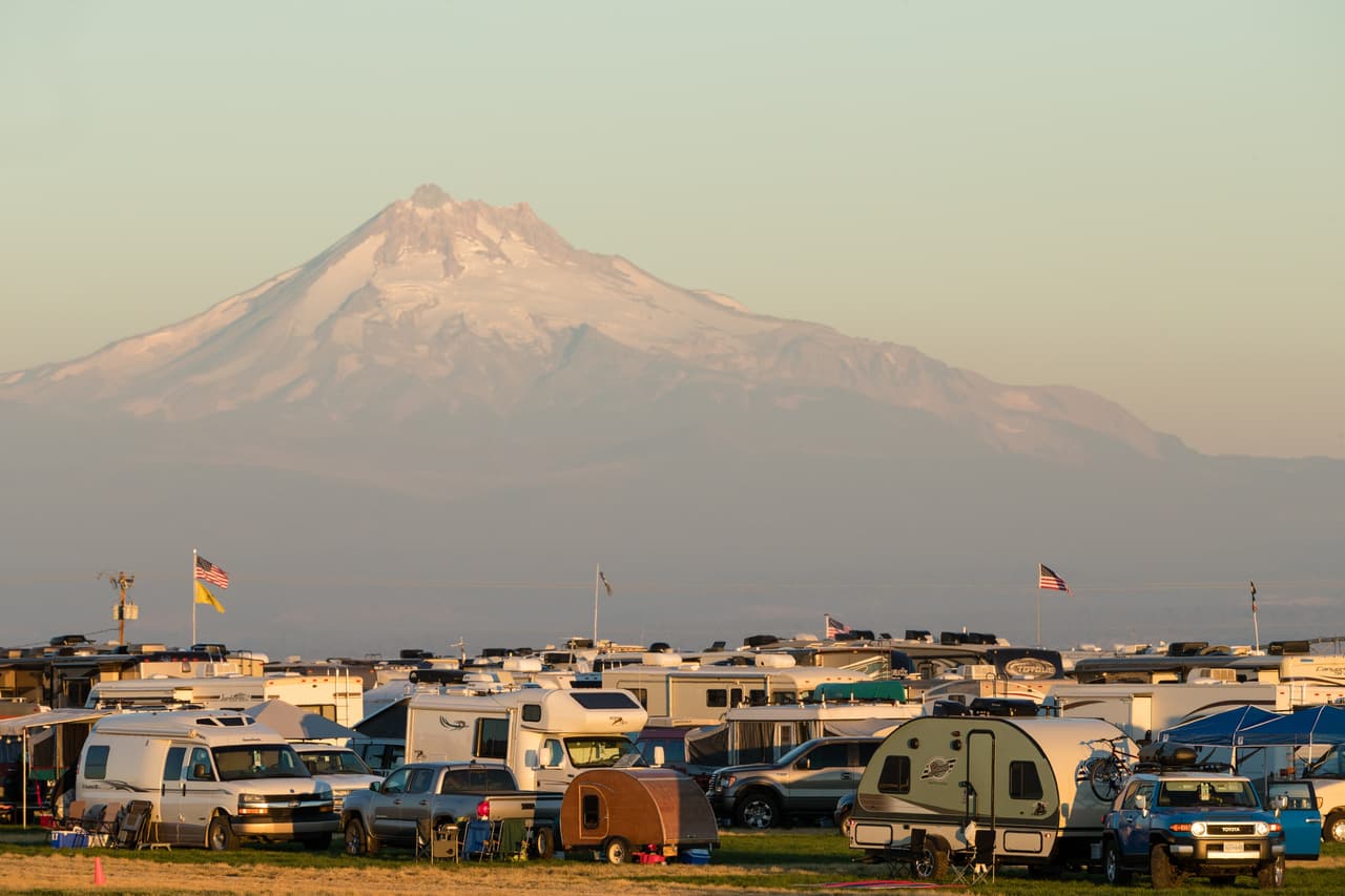 En días normales este es un campo de cultivos pero a la víspera del eclipse se ha convertido en el campamento 'Solar Town,' al frente del majestuoso monte Jefferson, en Oregon.