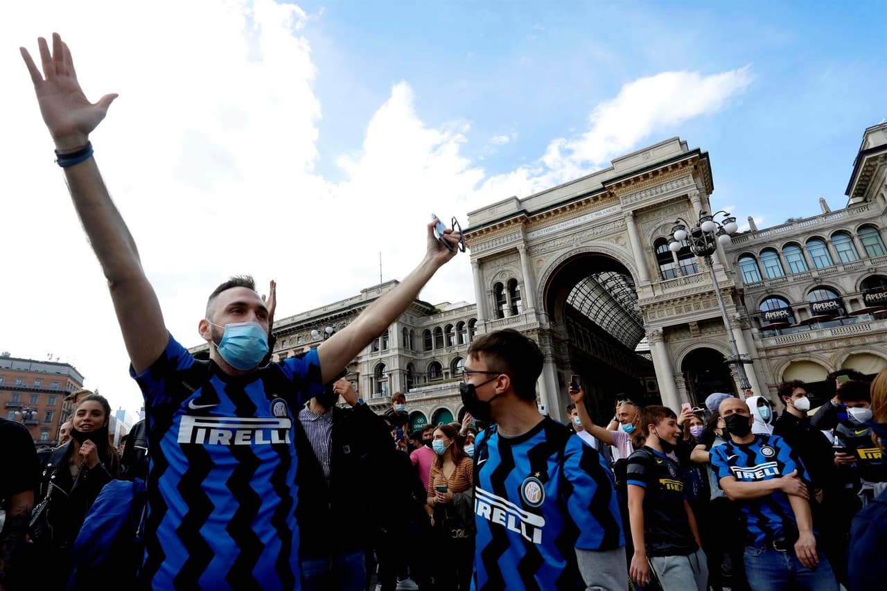 El equipo 'nerazzurri' obtuvo su decimonoveno título liguero en la historia del club y fanáticos celebran en la plaza Duommo.