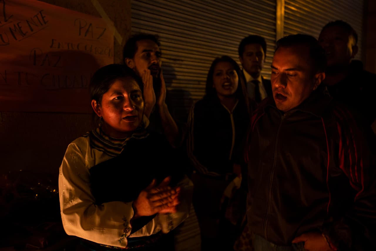 Aunque menor que el grupo que exigía la salida de los venezolanos, otro grupo pequeño se concentró para llamar a la paz en el mismo lugar. Algunas de estas personas se organizaron para entregar alimentos a los venezolanos en situación de calle. Son ejemplos de solidaridad que también se han dado, pero en menor medida.
