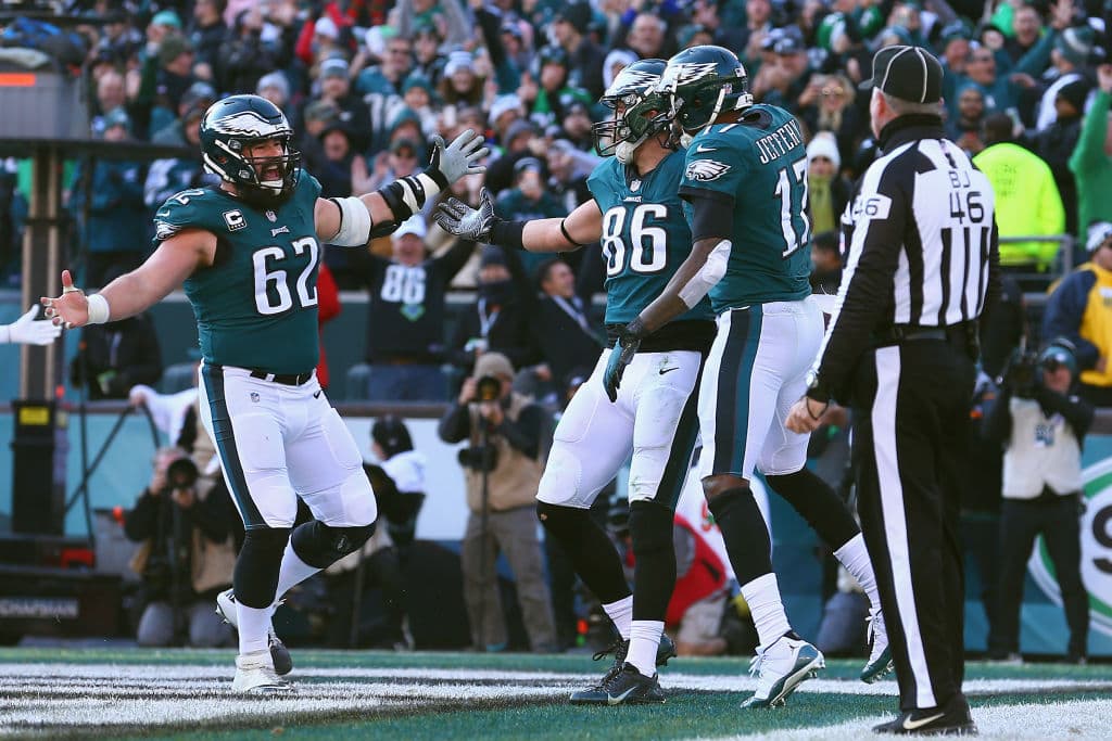 Philadelphia, jugándose la temporada, respondió con pase de anotación de 1 yarda de Foles para Zach Ertz, restando 3:08 en la primera mitad para darle ventaja a los locales 13-9.
