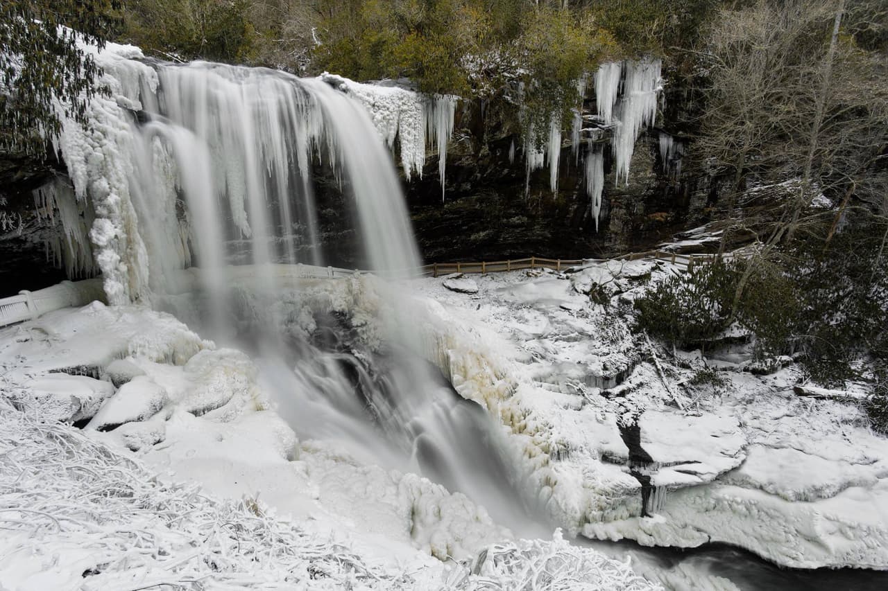En los períodos más fríos del invierno, podrás ver las formaciones de hielo. Cuando hay hielo, la sección detrás de la cascada está bloqueada por seguridad.