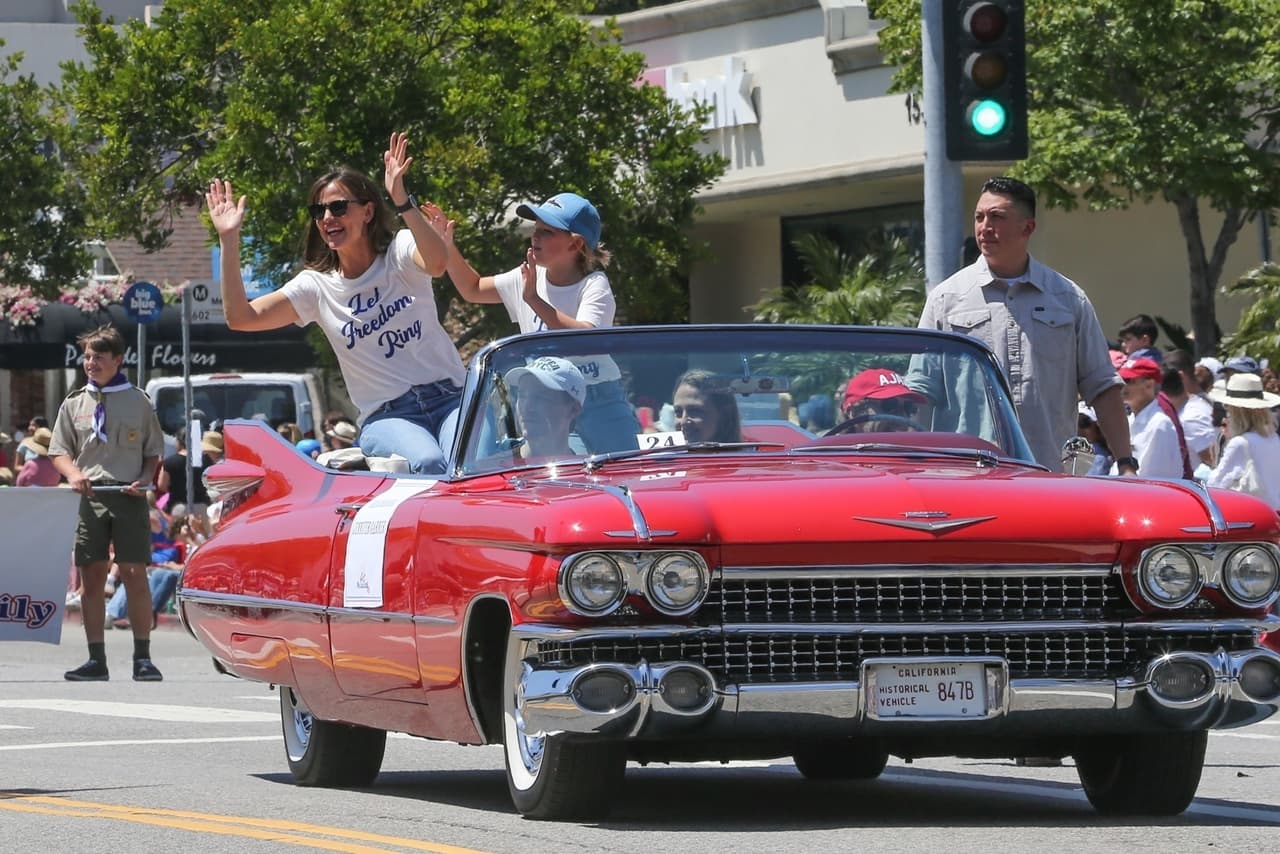 Samuel lució feliz y saludó a los espectadores del desfile, al igual que Jennifer Garner, con quien Ben Affleck estuvo casado de 2005 a 2018.
<br>