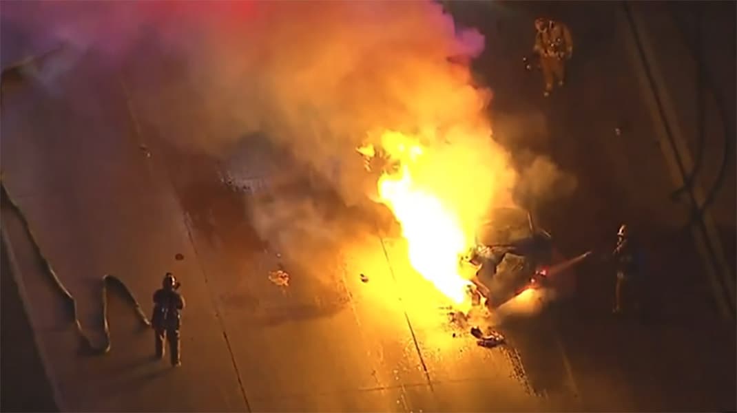 <b>Septiembre:</b> 
<a href="https://www.univision.com/los-angeles/kmex/noticias/muertes/dieron-mas-de-lo-que-recibieron-recuerdan-a-familia-hispana-fallecida-en-accidente-ocasionado-por-policia">Mario Dávila, su esposa Maribel, y su hijo Óscar, de 19 años, fallecieron </a>el pasado 26 de septiembre cuando el vehículo en el que viajaban sobre la autopista 605 fue impactado por un auto deportivo que circulaba a alta velocidad. El carro de las víctimas estalló en llamas y los tres perecieron.