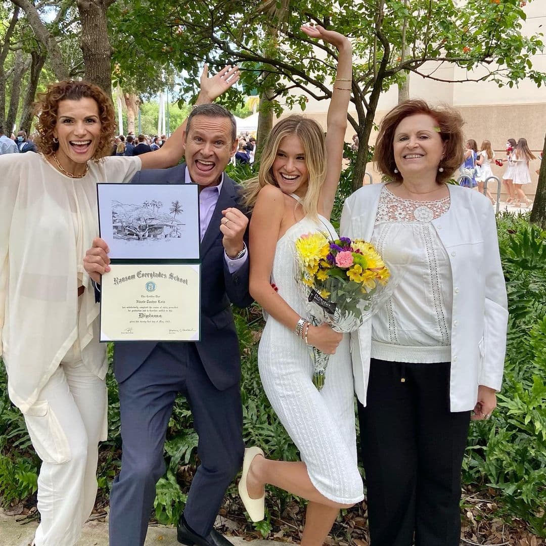 Alan presumió con una gran alegría el reconocimiento por los años de estudio de quien es una de sus hijas mayores.