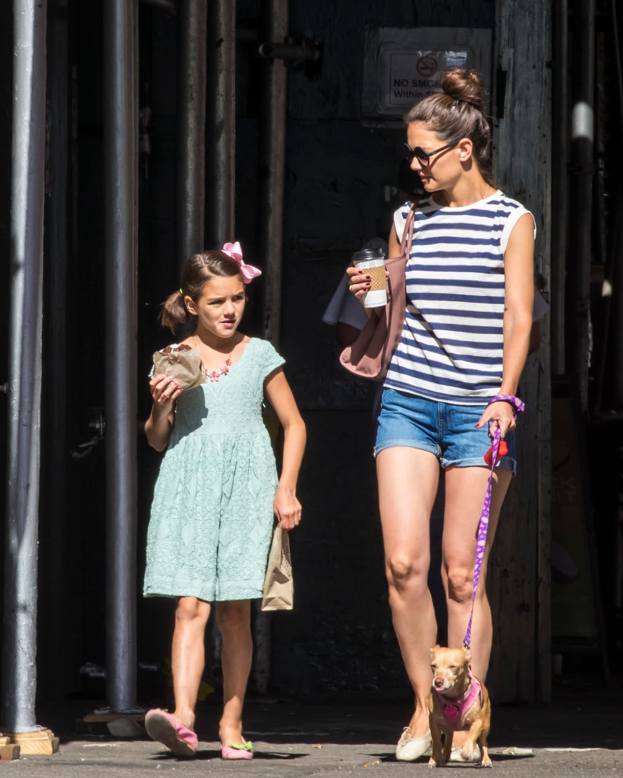 Paseo con Honey, el chihuahua, doughnuts y una buena caminata, el plan ideal de Katie y su hija, Suri.