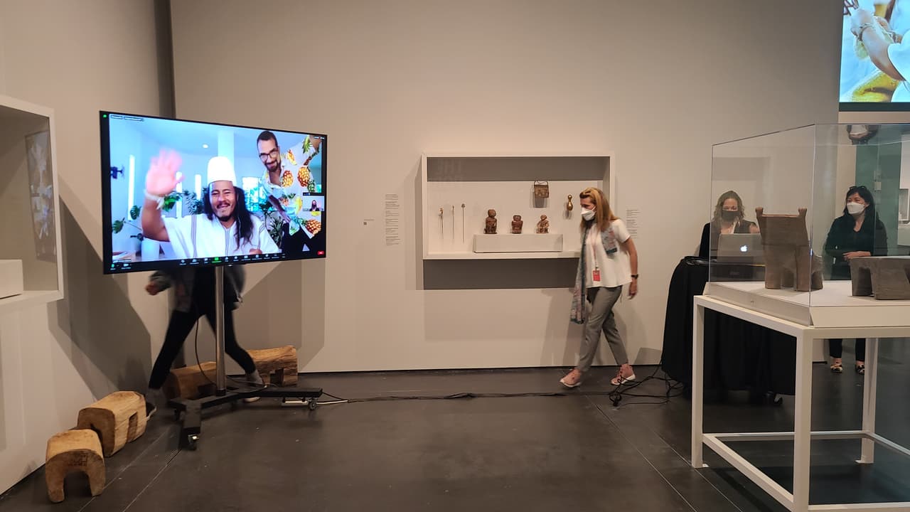Algunos objetos de oro y cobre tienen miles de años. La exposición se creó en colaboración con la comunidad indígena Arhuaco de la Sierra Nevada de Santa Marta.