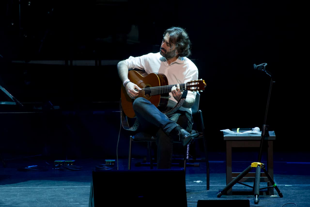 El compositor, productor y guitarrista Javier Limón, uno de los responsables por todo el concierto, acompañando a Tonina en la apertura de la noche.