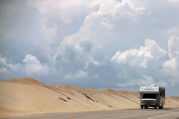 La primera tormenta tropical de huracanes en la cuenca atlántica, que pude convertirse en huracán el jueves, se desplaza hacia el norte frente a la costa sureste de Florida.