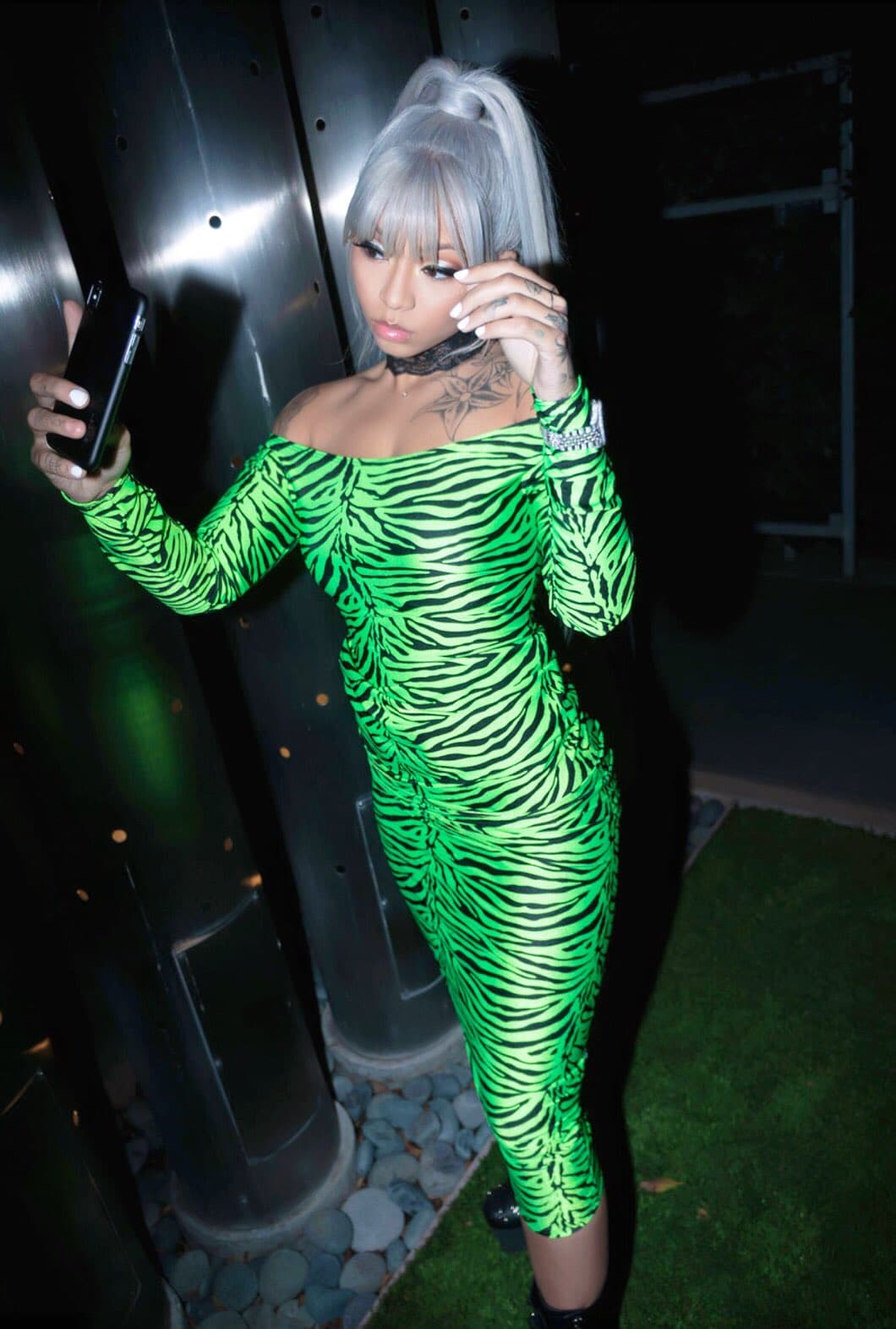 Y mientras Cardi B enfrentaba a la justicia, Cuban Doll, una modelo que fue señalada porque supuestamente participaría en un trío sexual con Offset 
<b><a href="https://www.univision.com/entretenimiento/cardi-b-muestra-por-primera-vez-una-foto-entera-de-su-hija-kulture-en-medio-de-la-polemica-por-su-separacion-fotos">días antes de que naciera Kulture</a></b>, negó tales hechos y dijo no conocer al cantante del grupo Migos.