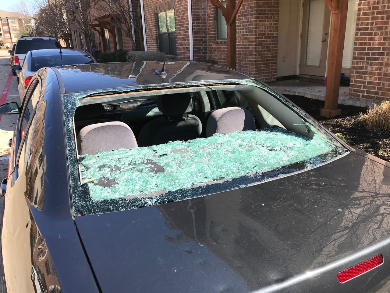 A este auto se le quebró todo el cristal trasero debido al paso de la tormenta en la madrugada del lunes 25 de marzo de 2019