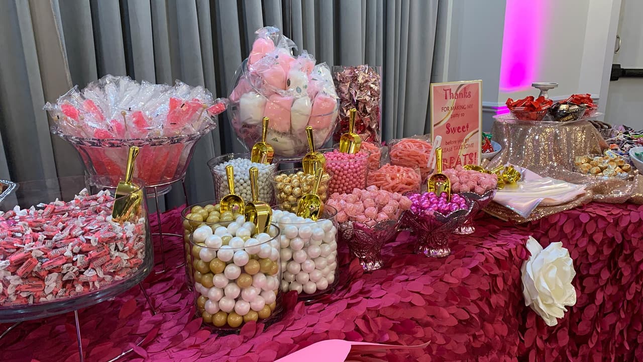 Génesis logró cumplir varios de sus sueños: tener un vestido diseñado para ella, sesión de maquillaje, peinado y fotos y por supuesto la celebración de los 15 años.