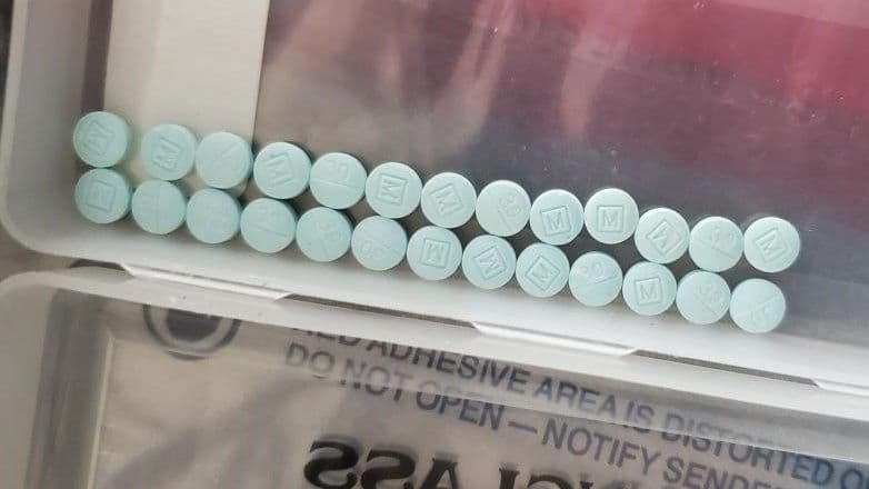 Al registrar el vehículo, los agentes incautaron marihuana y metanfetamina para uso personal, 40 pastillas de fentanilo y una pistola cargada.