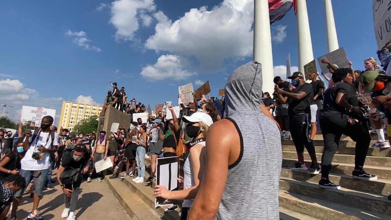 Fueron varias las protestas que comenzaron al filo del mediodía del martes en varias ciudades del Metroplex, pero que algunas se extendieron hasta la noche.