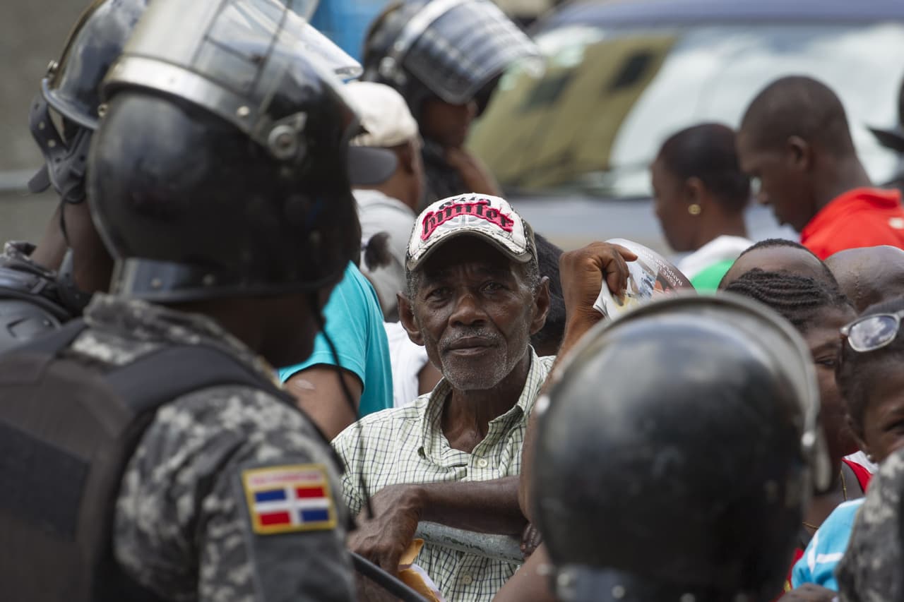 En el plan sólo se inscribieron 288.500 personas de las 524.000 extranjeros que se estima viven en el país sin permiso migratorio y el gobierno ha insistió que quienes no se hayan regularizado deberán abandonar el país o serán deportadas.