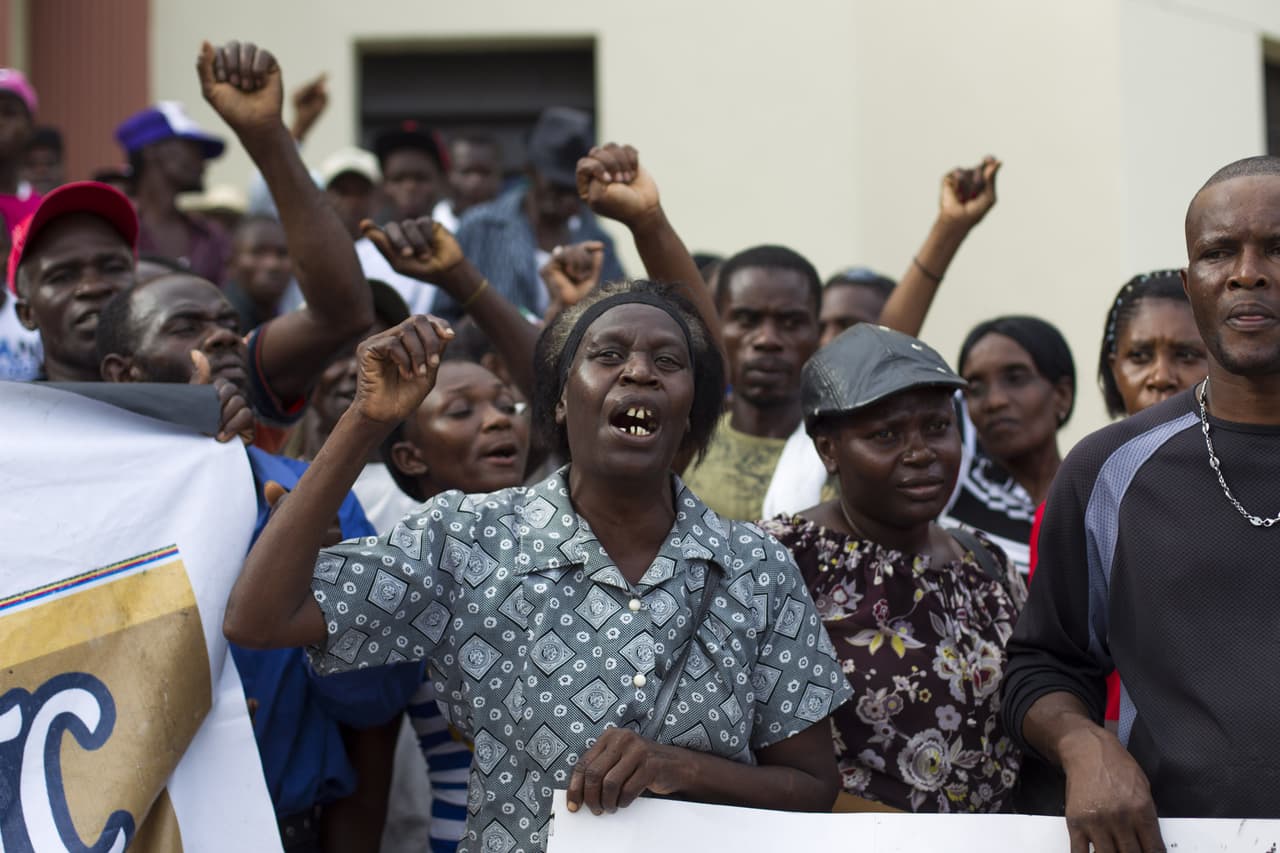 También solicitar a las autoridades a buscar mecanismos para ayudar a las personas desplazadas, y en particular a los más vulnerables.
