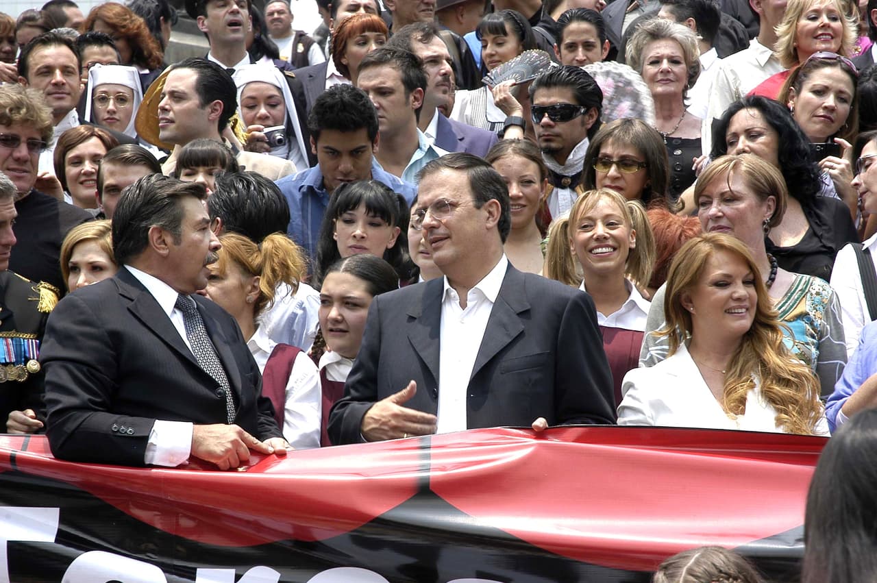 Se casaron por el civil el 8 de julio de 2006 en el Museo José Luis Cuevas, sin embargo, la pareja no hacía apariciones públicas juntos. Fue hasta 2009 cuando reaparecieron juntos en un par de ceremonias oficiales.