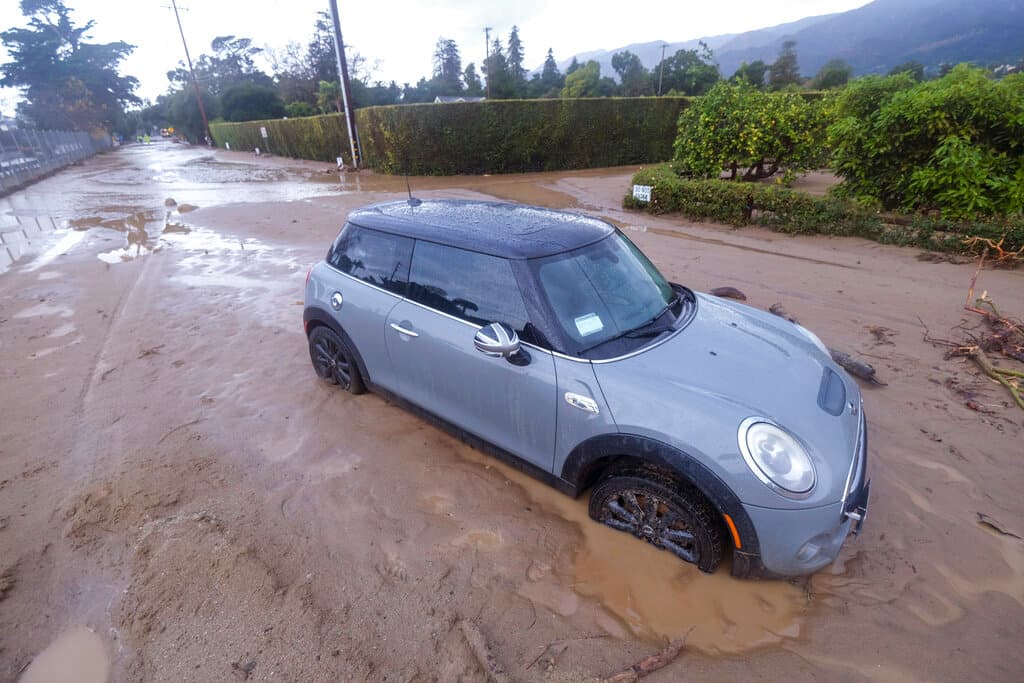 Un vehículo atascado en el lodo que cubre la Jameson Lane, cerca de la autopista 101 en Montecito. Ríos de lodo arrastraron cobertizos, quioscos y otros escombros.