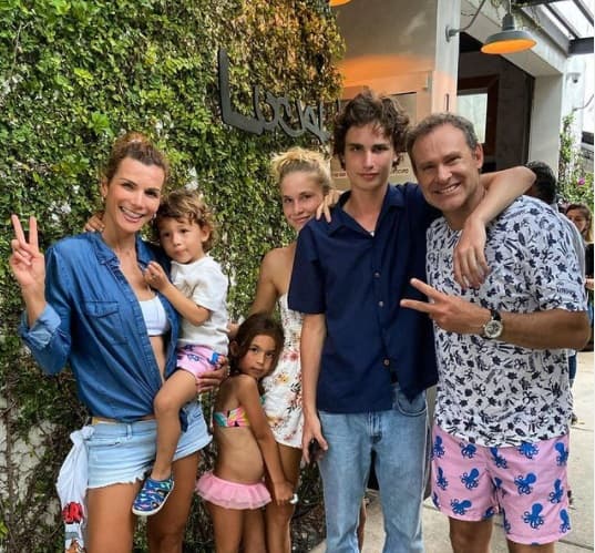 Alan no solo se ha destacado por su carisma frente a las cámaras, sino también por ser un hijo, esposo y padre amoroso. Su familia es parte fundamental para él, y cada que puede presume a todos sus hijos a través de las redes sociales.