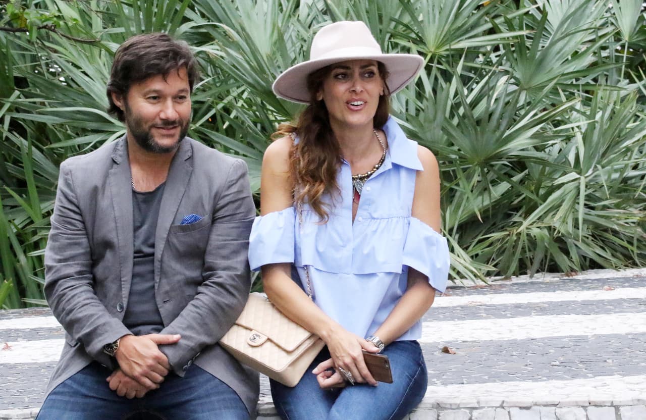 Diego Torres es otro de los que está bien acompañado con su hermosa esposa Débora Bello.