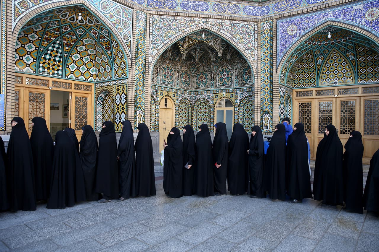 Mujeres iraníes se forman para votar en Qom, 78 millas al sur de Teherán, en la primera elección tras el acuerdo entre el gobierno de su país con las potencias mundiales. (Foto de Ebrahim Noroozi).