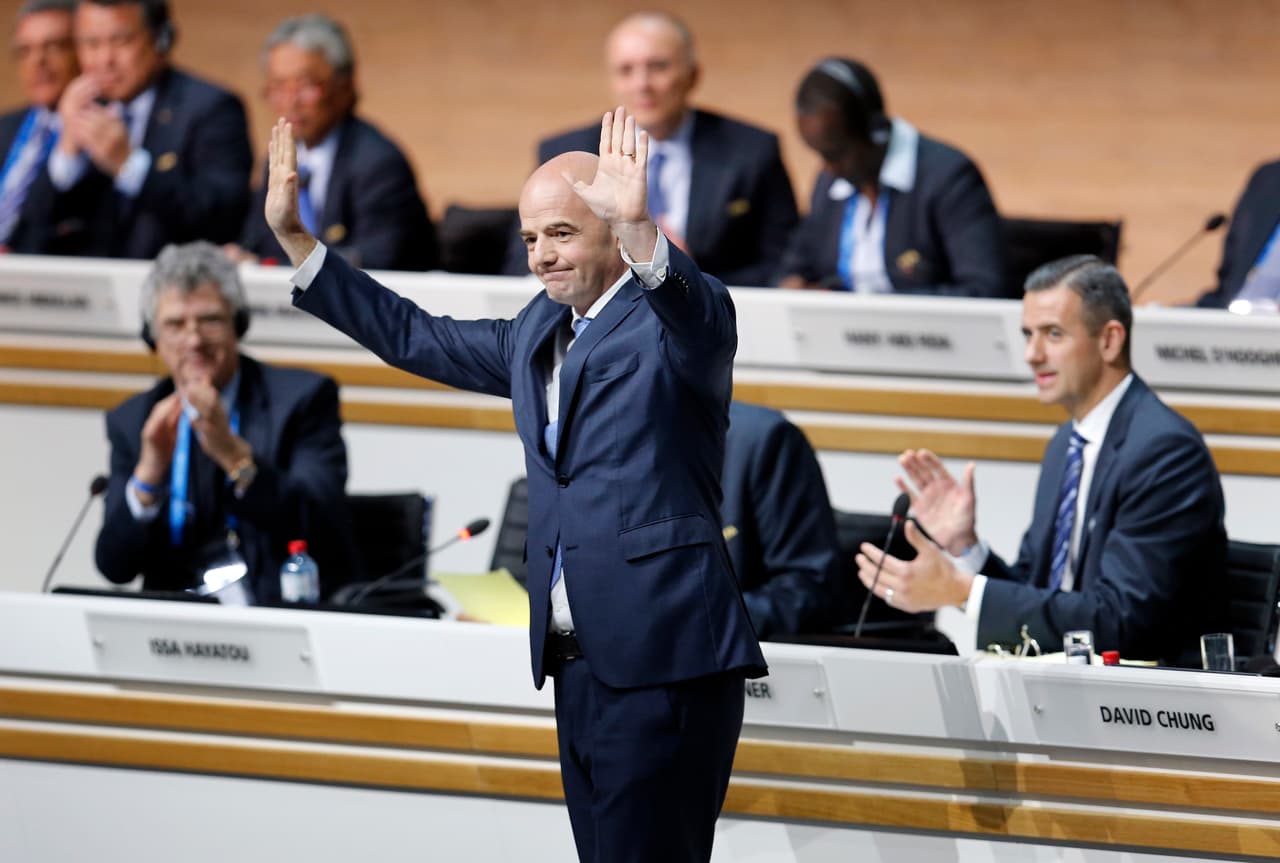Gianni Infantino celebra tras ser elegido como el nuevo presidente de la FIFA en Zurich, Alemania. (Foto de Michael Probst).