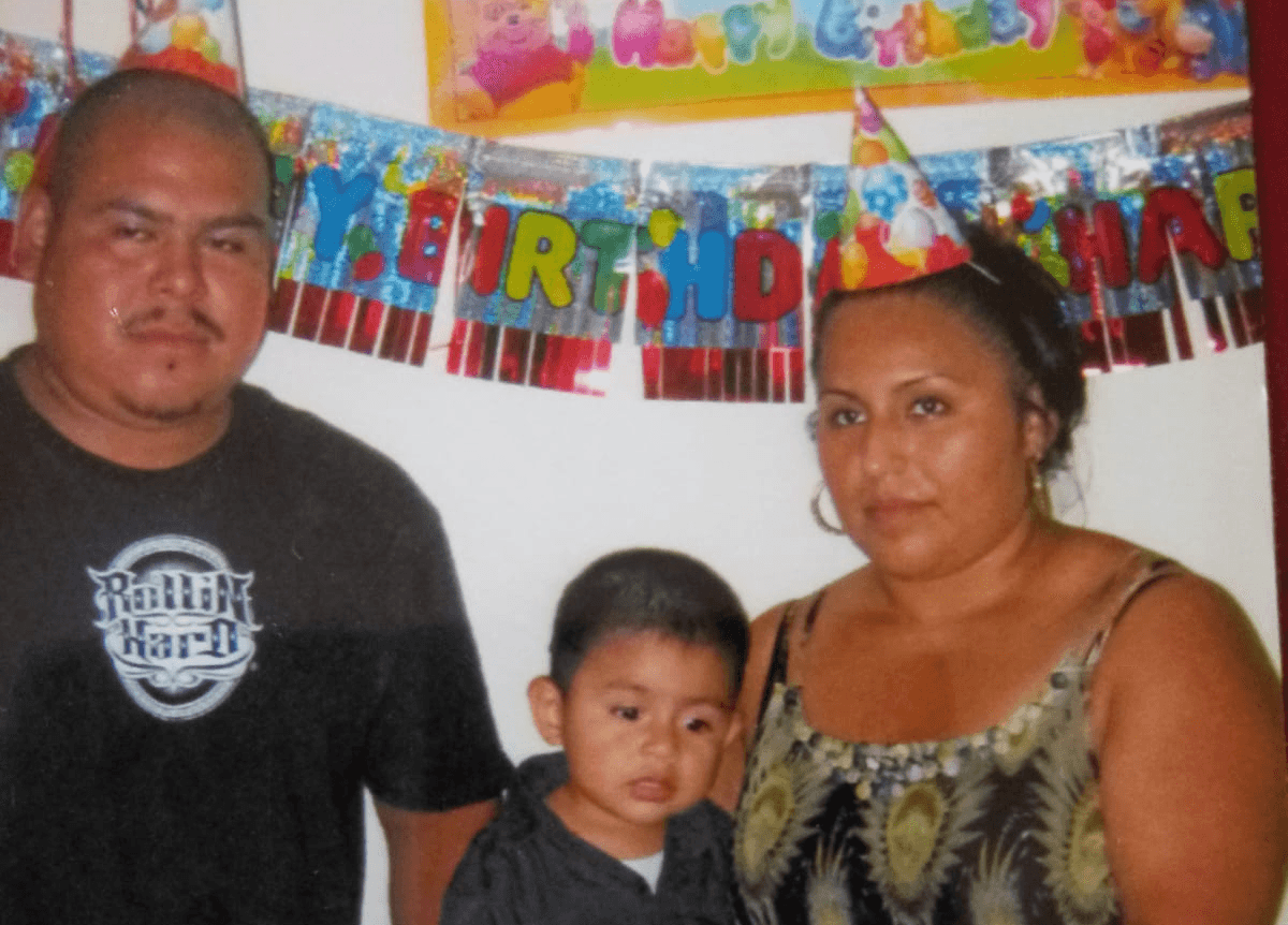 Silvia Astudillo y Marcelino Aguilar con su hijo
