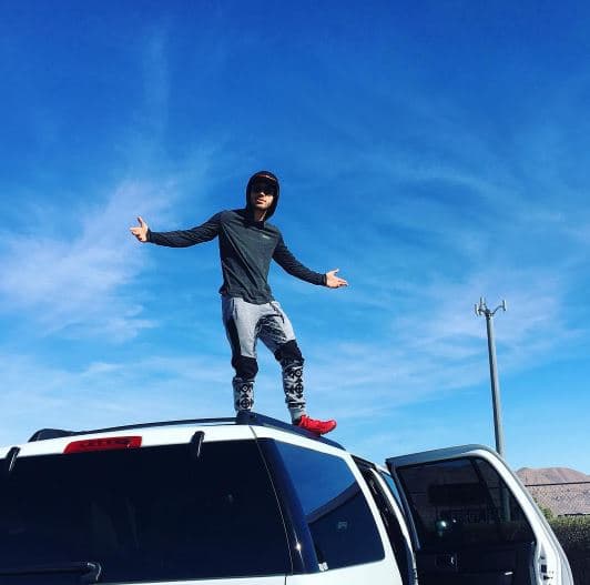 Uno de sus primeros trabajos fue vendiendo celulares para poder pagar el estudio y los músicos para hacer una de sus primeras grabaciones. Sin pena alguna resalta que ese ímpetu soñador lo ayudó a ser lo que es hoy.