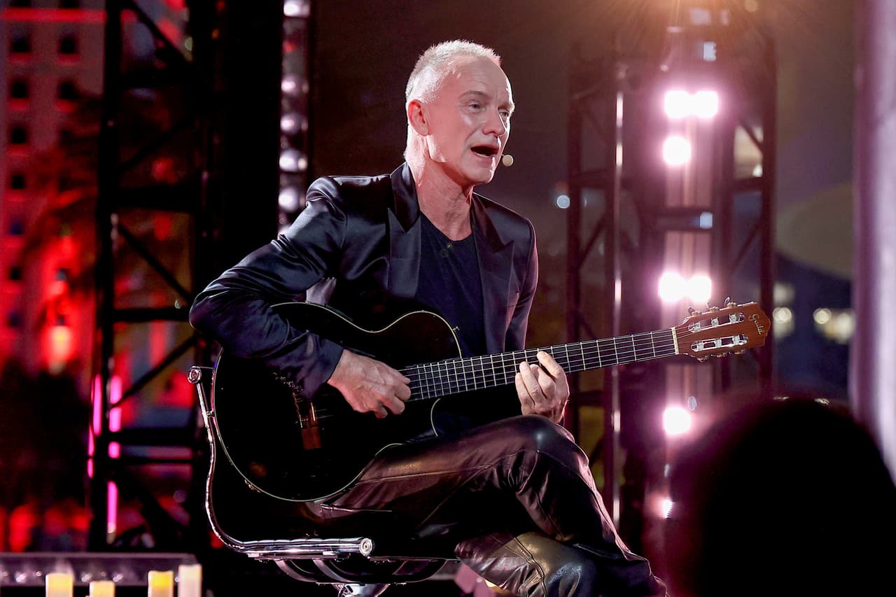 Premio Lo Nuestro fue escenario del talento de la estrella de rock mundial, 
<b>Sting</b>, quien se aventuró a deleitar al público con una versión en español de la canción 'For Her Love' de su último álbum 'The Bridge'.