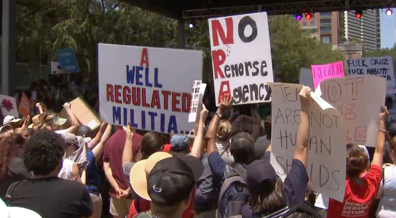 Hasta el último momento los activistas piden a los organizadores y a los oradores que se cancele el evento y que se respete la memoria de las víctimas de los tiroteos, especialmente a los niños de la escuela de Uvalde, Texas.