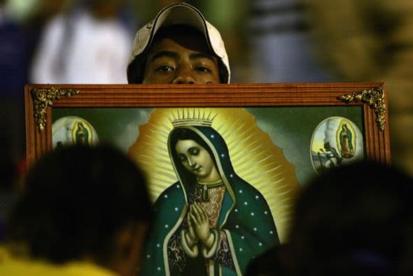 12 de diciembre. Millones de mexicanos le rinden homenaje a la Virgen de Guadalupe, la Virgen Morena, en su santuario ubicado en la Ciudad de México. La historia dice que se le apareció al indígena Juan Diego el 8 de diciembre del año 1531.