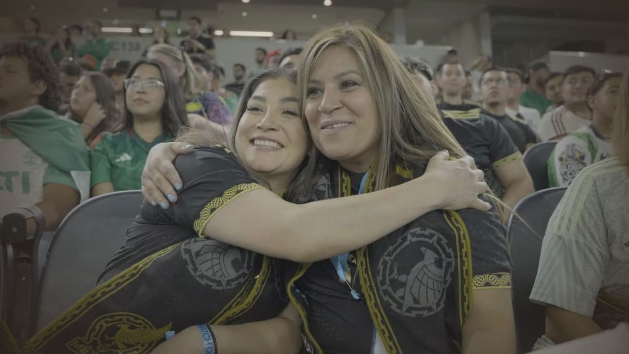 Un abrazo después de 14 años: dos hermanas se reencuentran en un juego de México en Texas