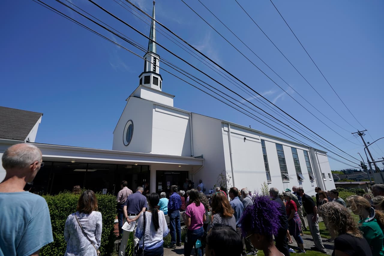 Personas asisten en Olympia, Washington, al funeral de Barnett Moss, una de las casi 300 personas que murieron la semana pasada 
<a href="https://www.univision.com/noticias/estados-unidos/ola-de-calor-estados-unidos-canada">debido a la histórica ola de calor</a> que ha azotado al oeste del país. El pasado 27 de junio, 
<a href="https://www.king5.com/article/weather/weather-blog/western-washington-heat-wave/281-be3b655c-77fb-4bcb-9fc1-d2378dd45d3f" target="_blank">Olympia rompió su récord histórico de calor </a>al alcanzar los 109º F (42.7º C).