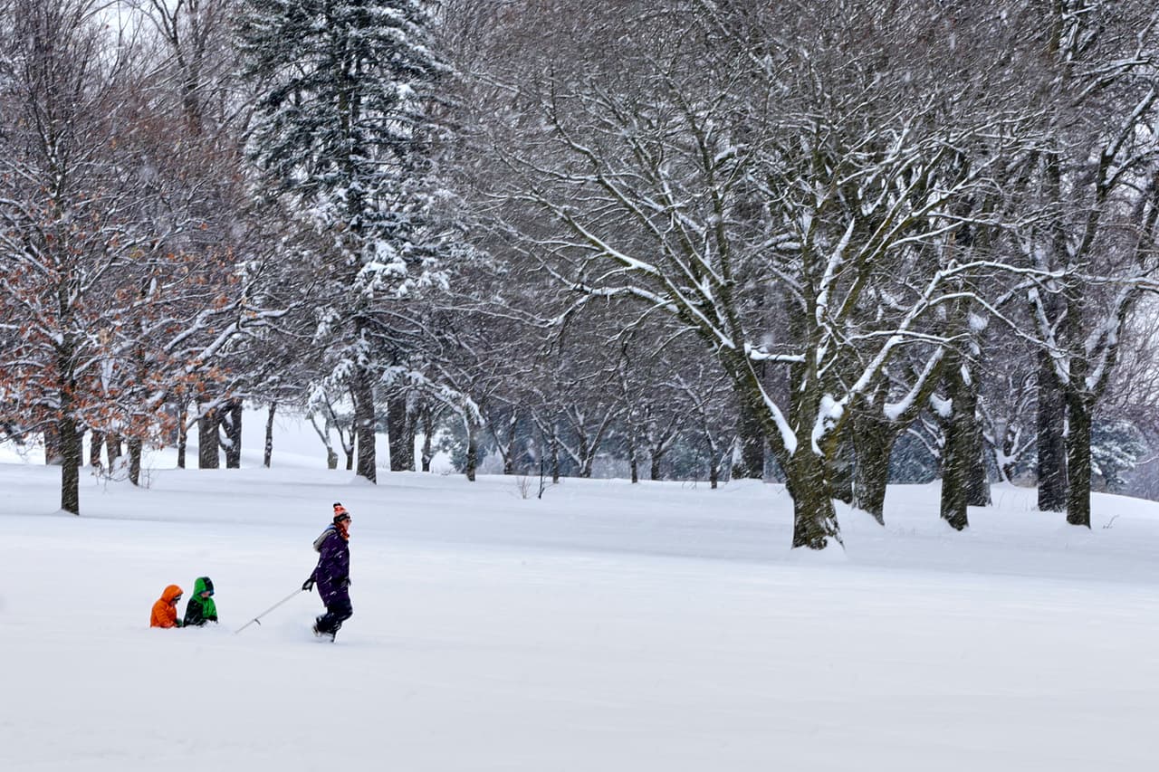Niños disfrutas al ser carreteados en un trineo en el Memorial Park en Omaha, Nebraska.