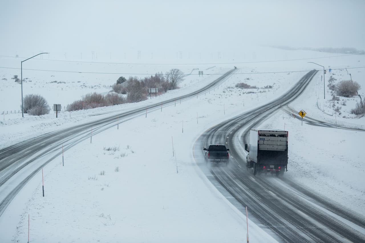 La cantidad de nieve continúa aumentando en el poblado de Mammoth Lakes, a 330 millas de San Francisco, tras el paso de varias tormentas a lo largo de California.