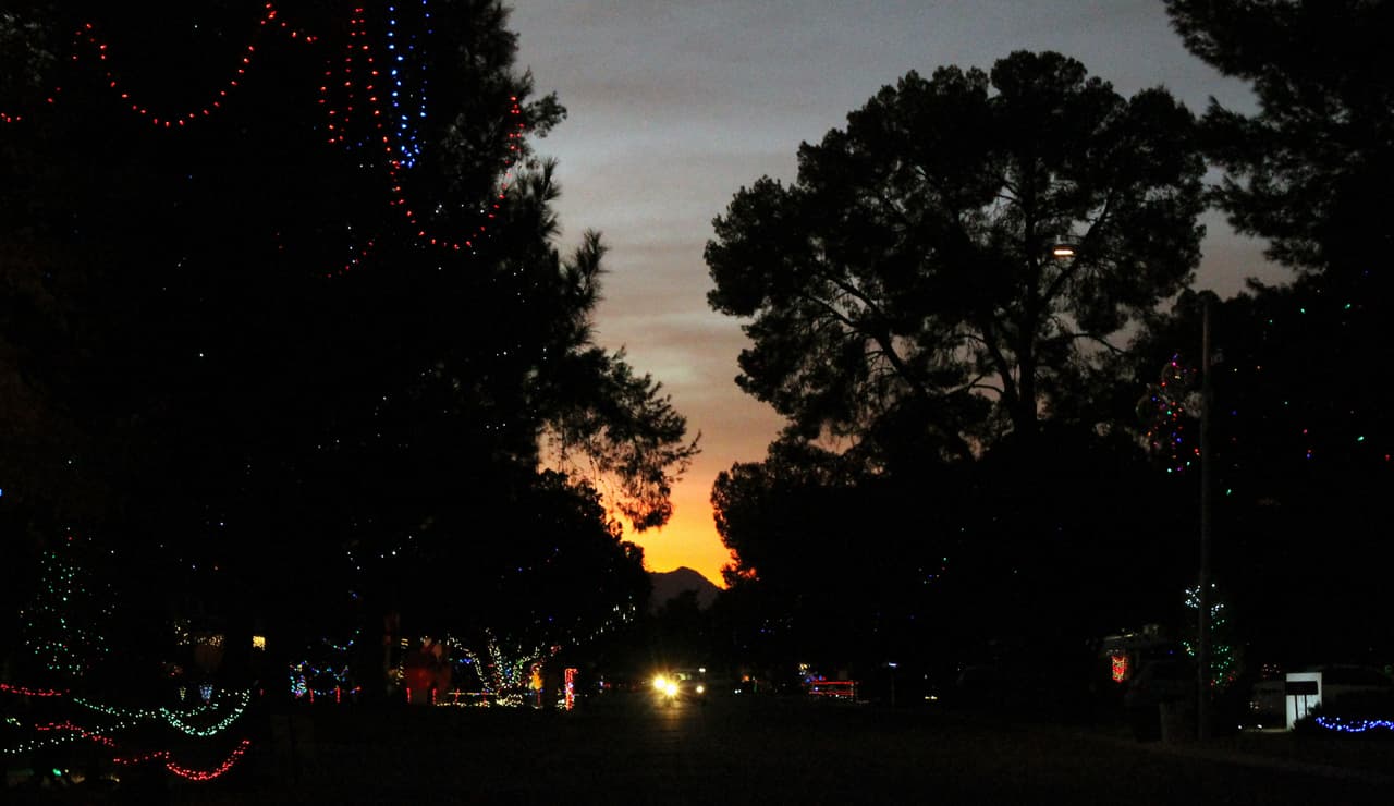 Cuando el sol se oculta las luces se encienten en el Festival Winterhaven.