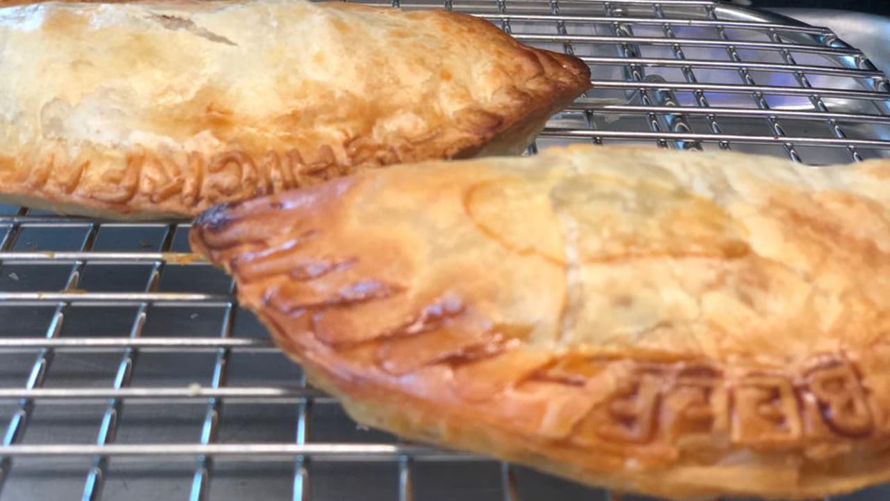 Al disfrutar de un buen café, no puede faltar un bocadillo como está deliciosa empanada.