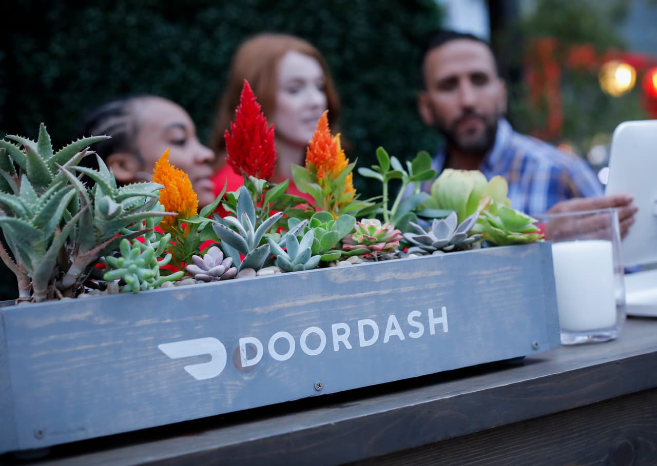 <b>DoorDash.</b> Las empresas que apoyan DACA señalan en el documento que, desde su inicio, el programa “ha tenido un enorme impacto en la vida de más de 800,000 jóvenes que vinieron a este país cuando eran niños, y que conocen solamente a este país como su hogar”.
<br>