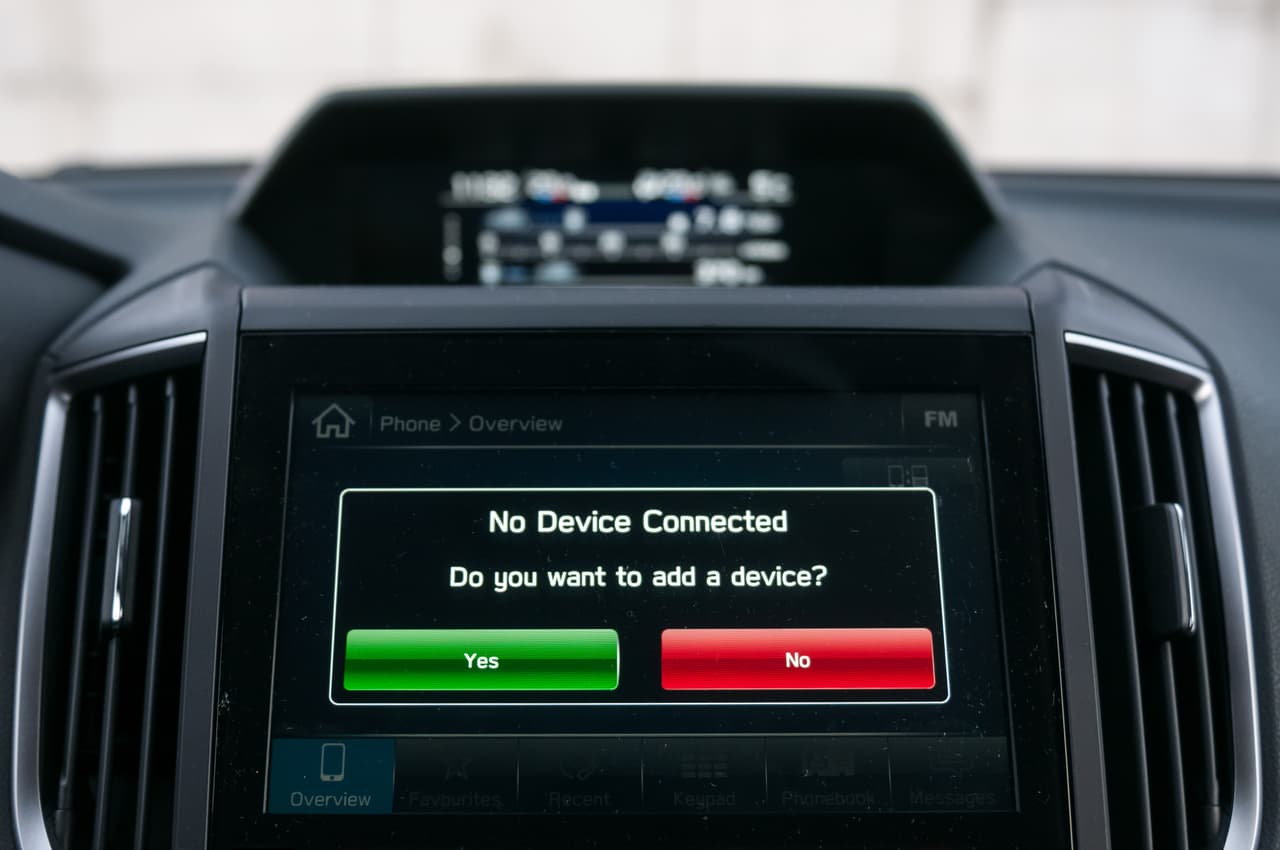 <b>Desactiva los servicios que no utilices.</b> Si eres de los que prefieres escuchar un CD o la radio, puedes desactivar la conectividad Bluetooth. De la misma manera, si tu auto tiene acceso a Internet y tampoco usas esa funcionalidad, lo mejor es desconectarla. Retirar estos puntos de acceso hará que tu carro esté menos expuesto a los hacks y el sacrificio será prácticamente nulo.