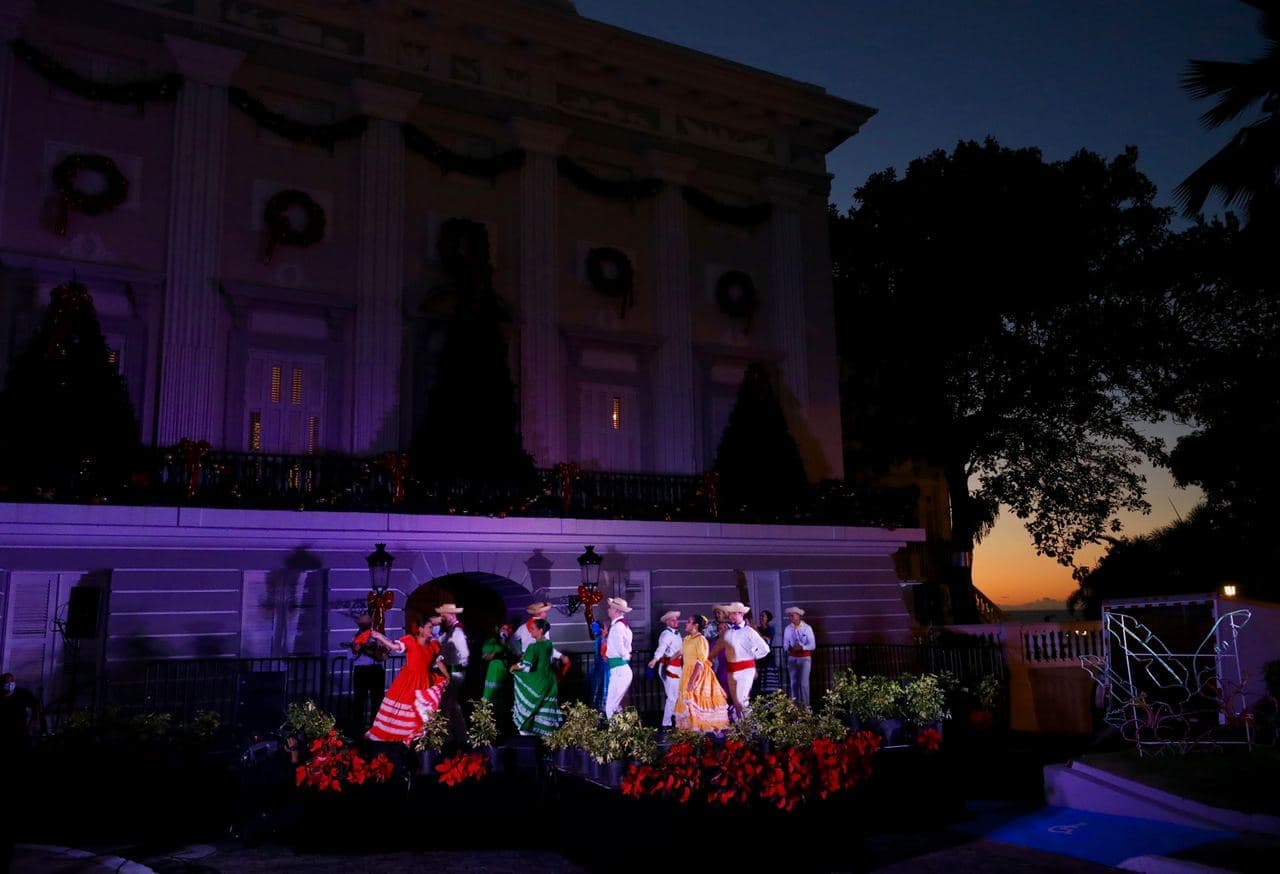 Hoy también los 
<a href="https://www.univision.com/local/puerto-rico-wlii/empleados-publicos-reciben-el-bono-de-navidad-en-puerto-rico">empleados públicos recibieron el Bono de Navidad</a>, y se informó que este 
<a href="https://www.univision.com/local/puerto-rico-wlii/wanda-vazquez-garced-concede-dias-libres-sin-cargo-a-licencia">viernes será libre sin cargo a licencia</a>. 
<br>