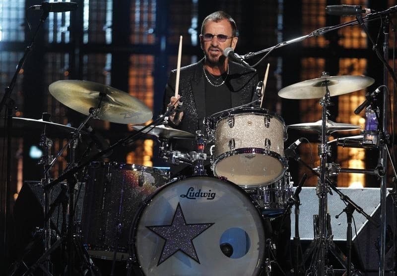 El ex baterista de los Beatles, Ringo Starr toca la batería en la ceremonia del Salón de la Fama del Rock and Roll, en Cleveland, 18 de abril de 2015