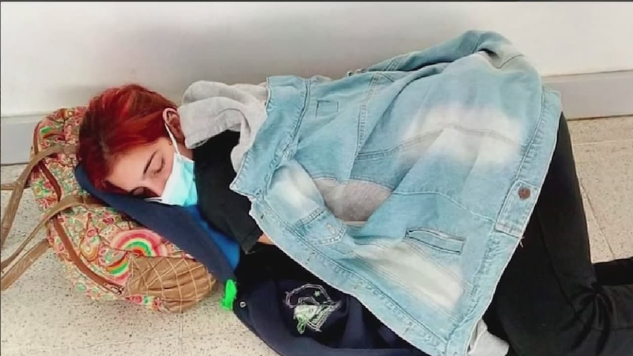 <b>La foto viral de una tragedia familiar: murió esperando ser atendida por covid-19</b>
<br>
<br>La desgarradora imagen de la joven argentina dormida frente a un hospital se hizo viral en redes sociales. Ella murió tras contagiarse de coronavirus. Padecía de diabetes y tenía que inyectarse insulina. El hospital estaba saturado de pacientes con coronavirus.