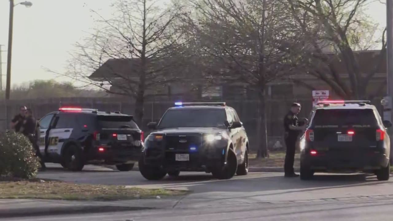 Reportan hombre armado en Family Dollar; autoridades detienen a 2 sospechosos