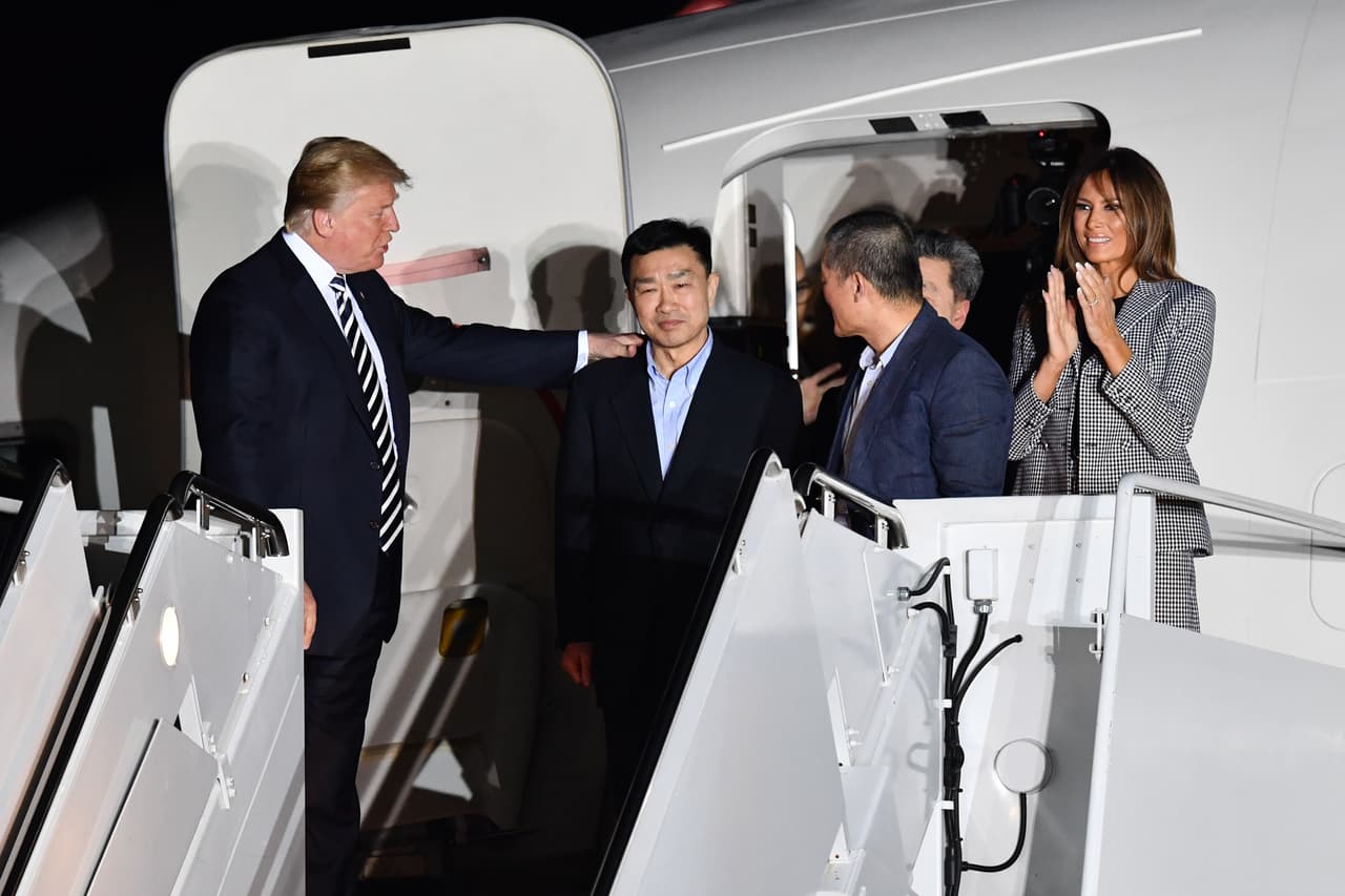 Los
<a href="https://www.univision.com/noticias/relaciones-internacionales/trump-anuncia-la-liberacion-de-tres-estadounidenses-que-estaban-presos-en-corea-del-note"><u>tres ciudadanos estadounidenses fueron excarcelados por Corea del Norte el miércoles</u></a> luego de gestiones diplomáticas entre Washington y el régimen de
<a href="https://www.univision.com/temas/kim-jong-un"><u>Kim Jong Un</u></a>.