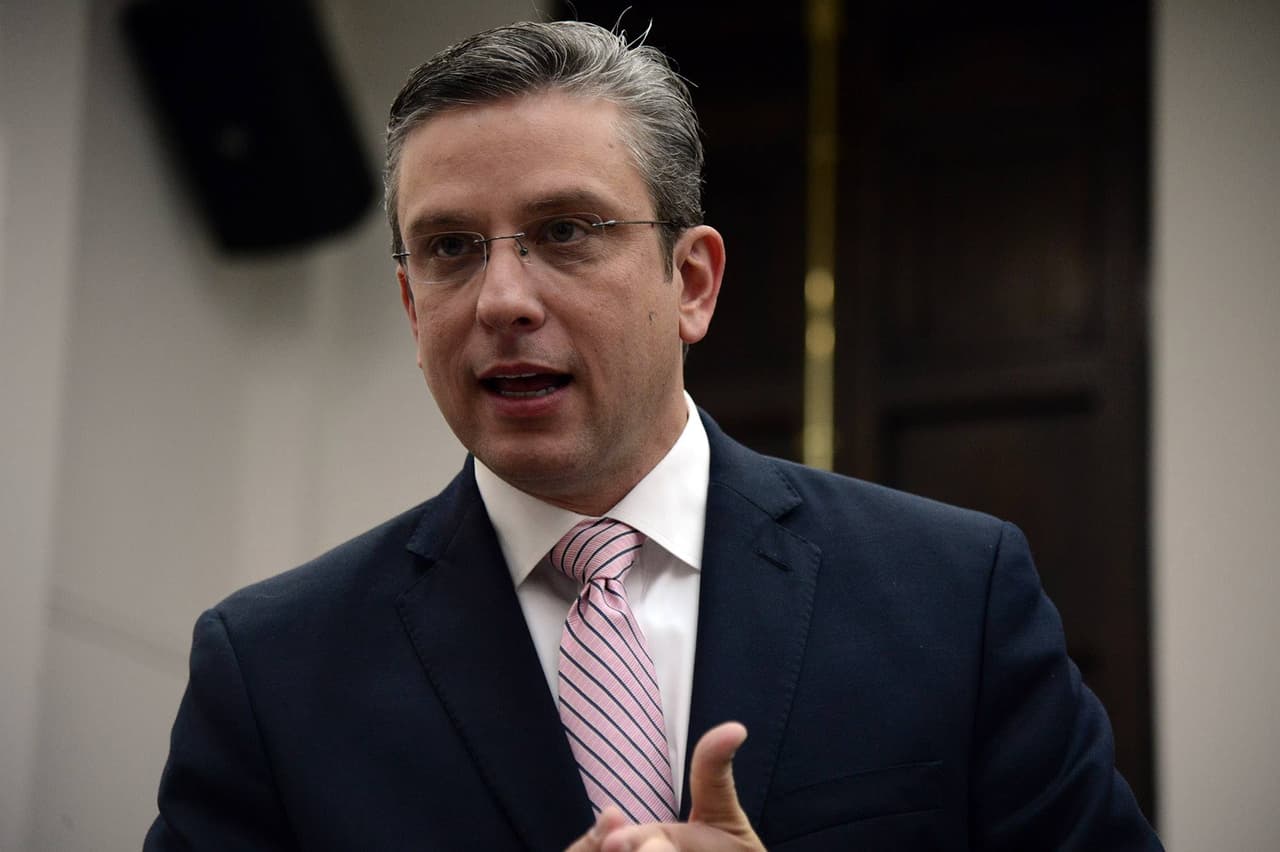 El gobernador viaja a Washington para discutir el asunto de la deuda