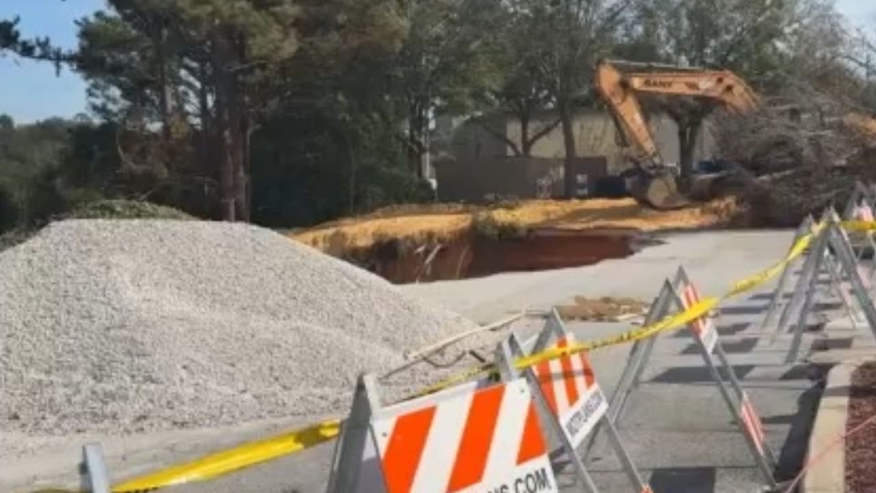 Hundimiento de 60 pies amenaza a centro comercial en Clermont y afecta a negocios cercanos