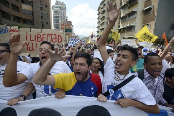 El pueblo se manifiesta mediante una protesta cívica. Los estudiantes llevaron a cabo una manifestación pacífica contra el régimen del mandatario Nicolás Maduro el 12 de febrero de 2014. Motorizados uniformados y con sus caras cubiertas, dispararon contra los manifestantes, matando a dos estudiantes y a un oficial.