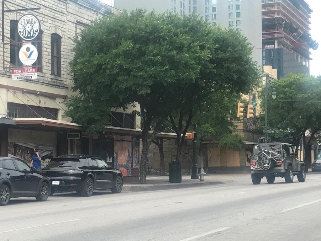Las manifestaciones iniciaron el viernes en la noche en la sede del Departamento de la Policía de Austin. 
<a href="https://www.univision.com/local/austin-kakw/protestas-por-muertes-de-george-floyd-y-mike-ramos-terminan-con-arrestos-en-austin-video">Aunque iniciaron pacíficas, más tarde se volvieron violentas</a> y se reportó sobre el incendio de un vehículo debajo del puente en la carretera I-35.