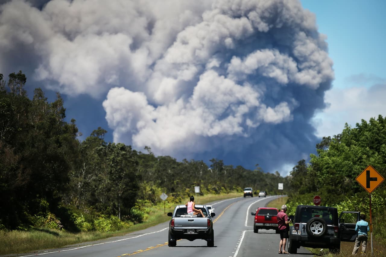 Algunos detuvieron sus vehículos en medio del las carreteras para contemplar la erupción.
