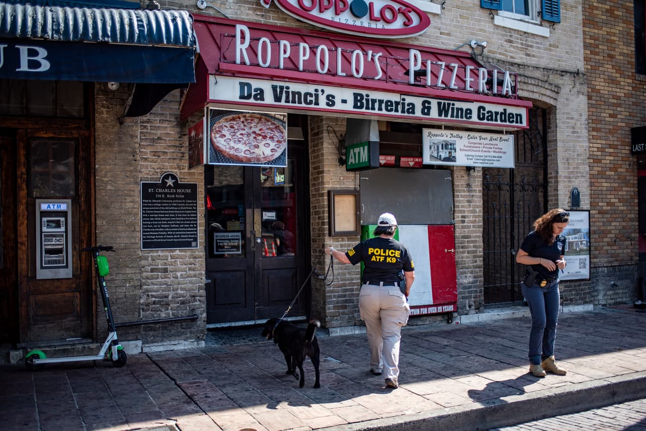 El tiroteo comenzó justo antes de la 1:30 a.m. a lo largo de la calle 6ta. La calle tenía barricadas en ese momento para evitar el tráfico de vehículos, precisó Chacón.
<br>
